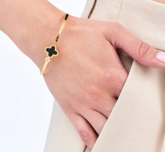 Elegant clover Bangle