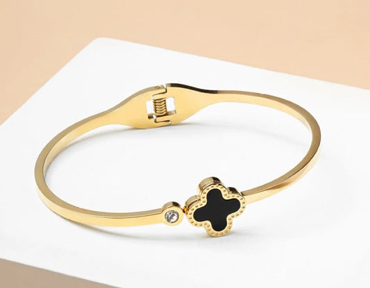 Elegant clover Bangle
